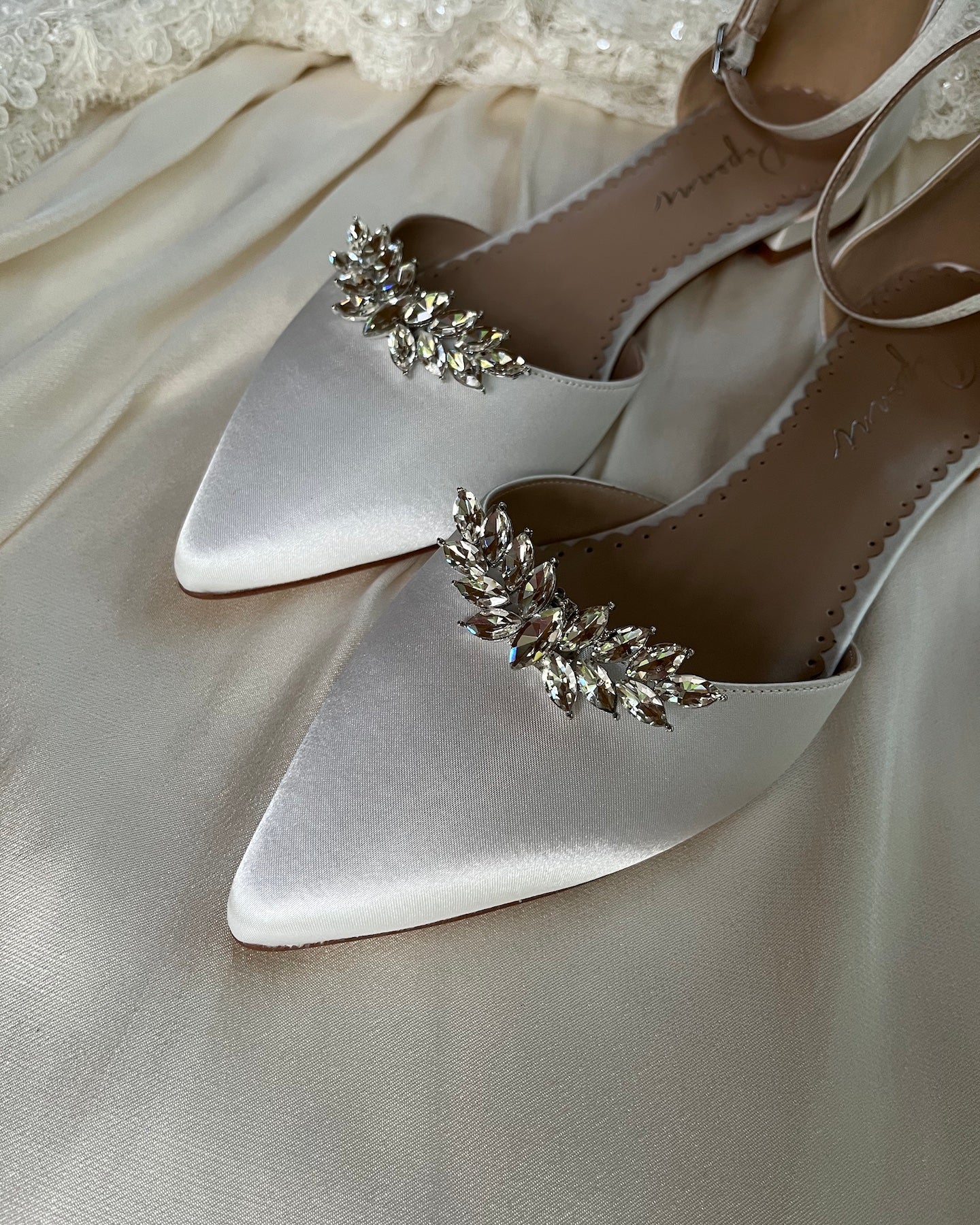 Kenkäkoriste strassi terävä