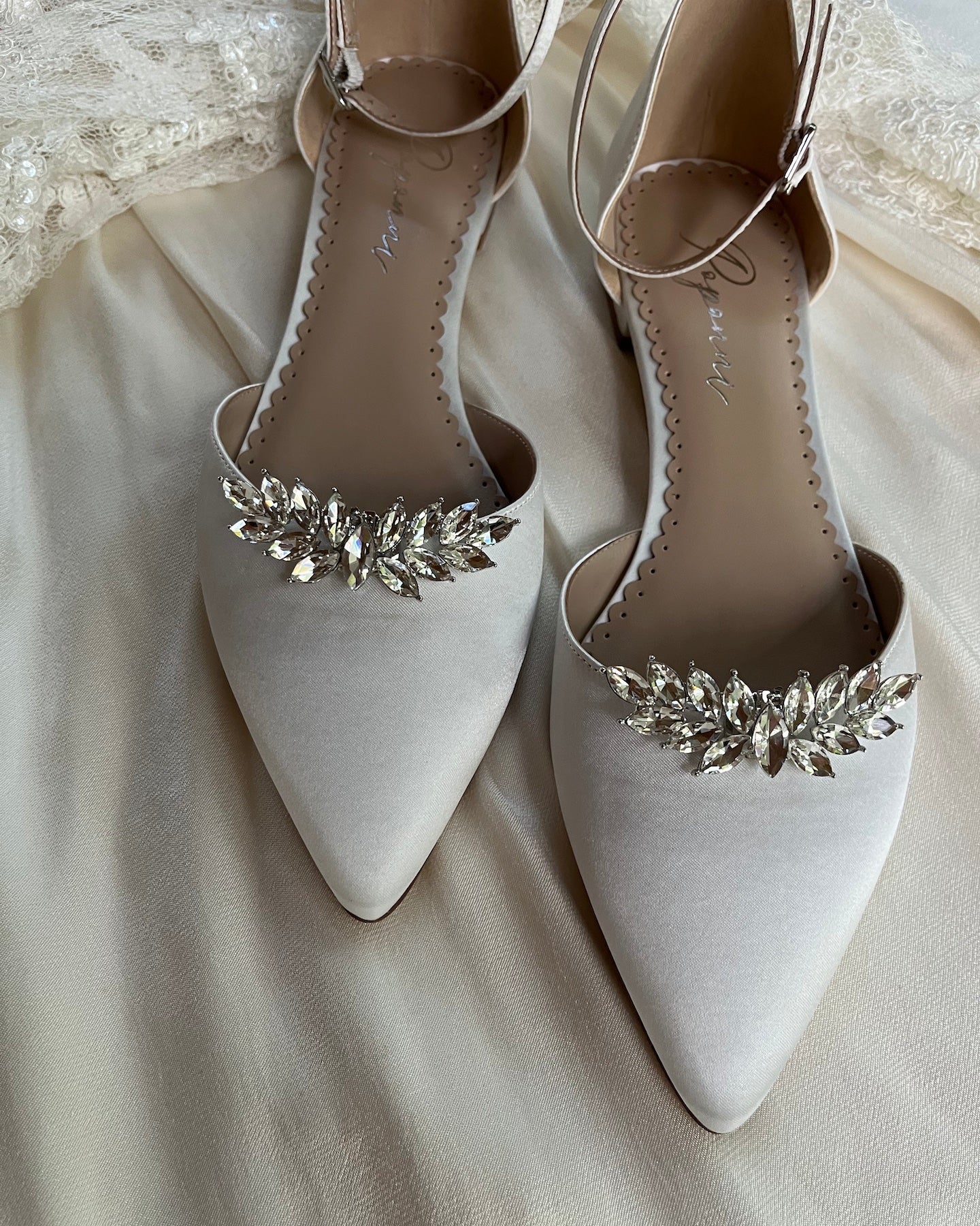 Kenkäkoriste strassi terävä