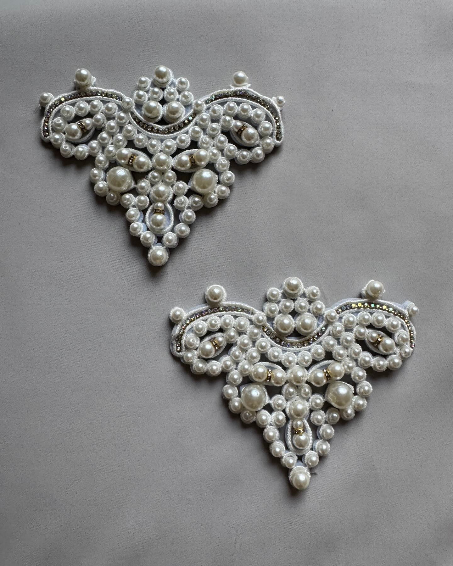 Liimattava kenkäkoriste helmi hopea