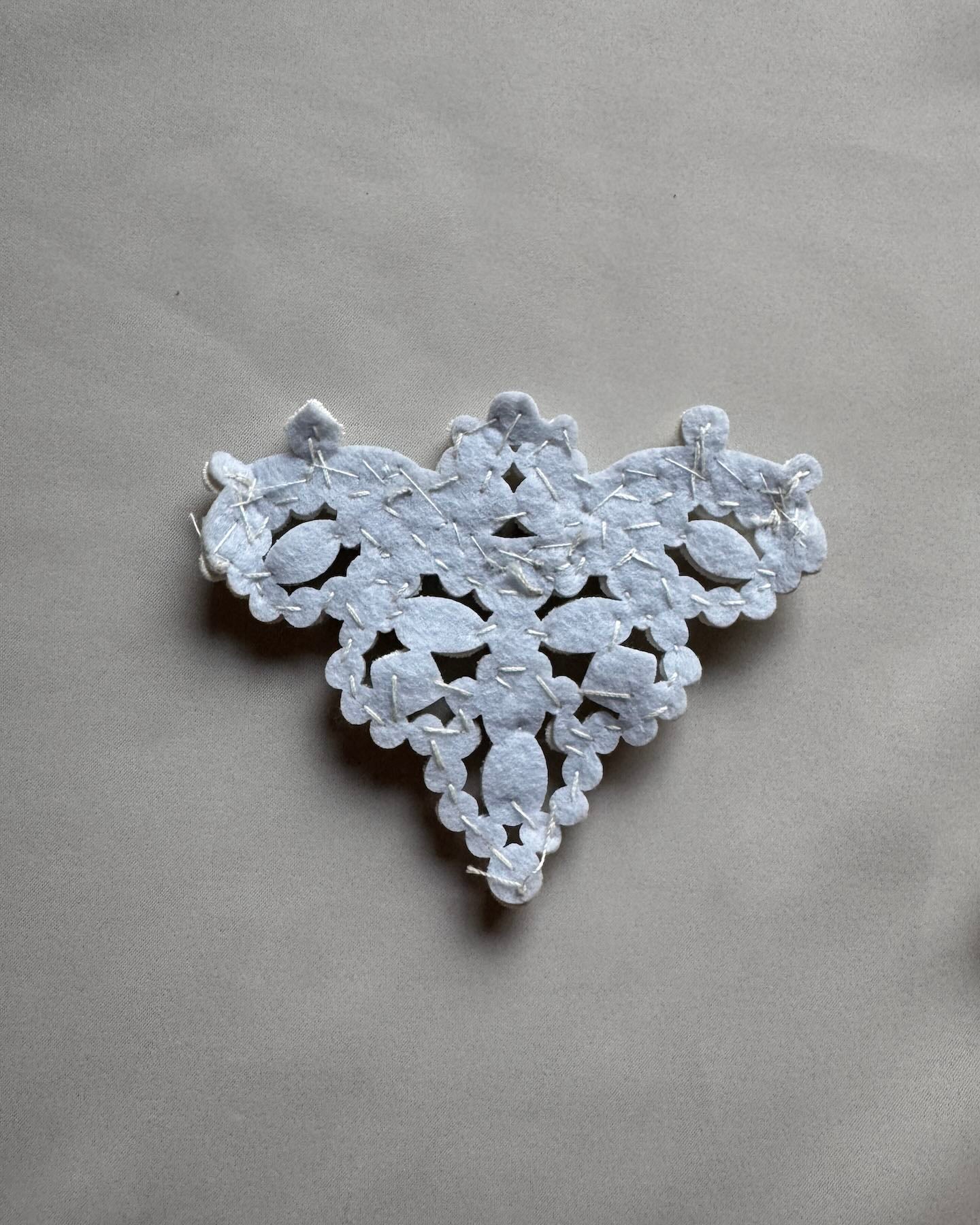 Liimattava kenkäkoriste helmi hopea