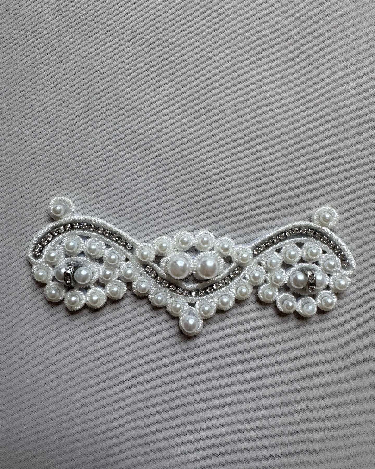 Liimattava kapea helmikoriste