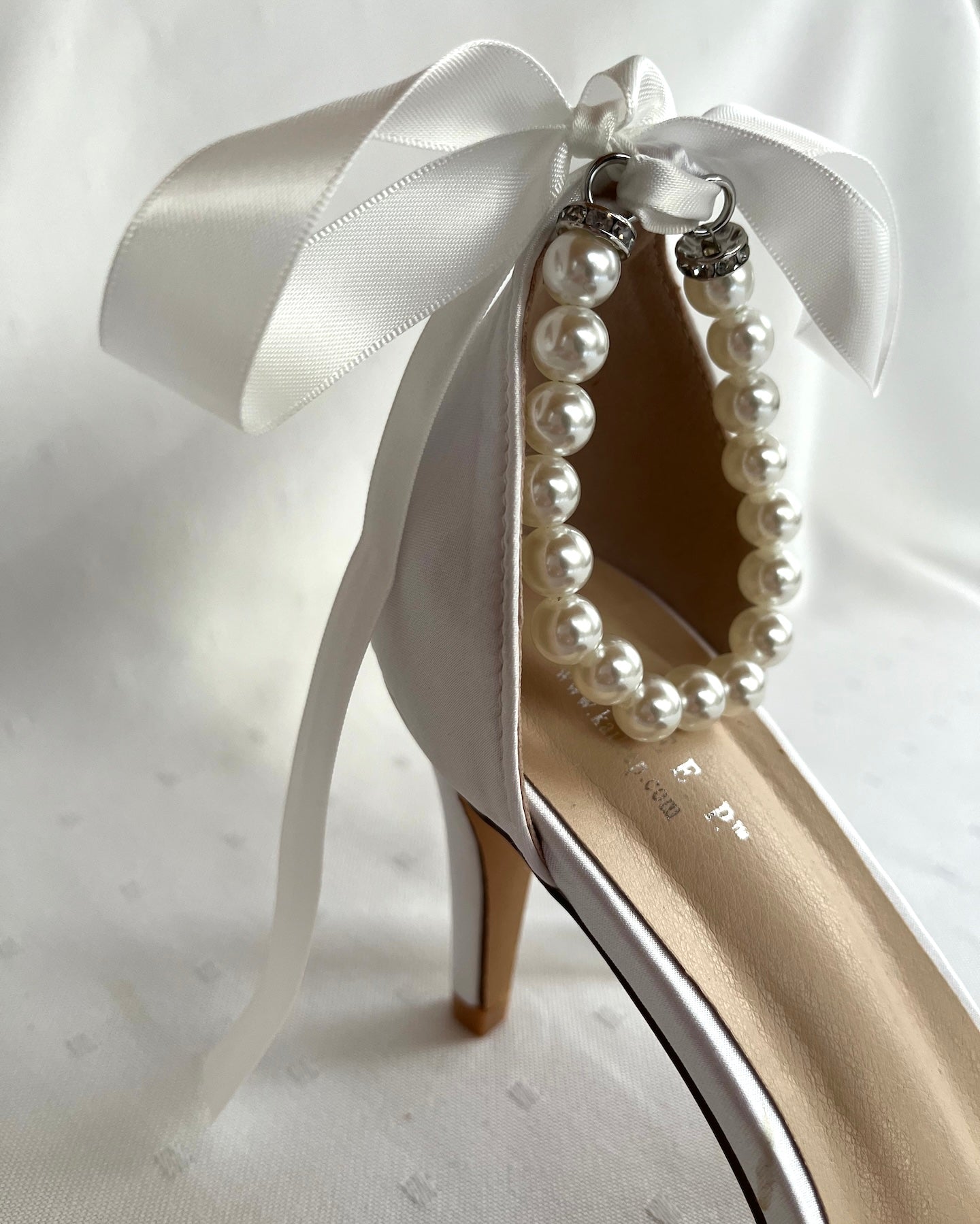 Nilkkaremmi isoilla helmillä