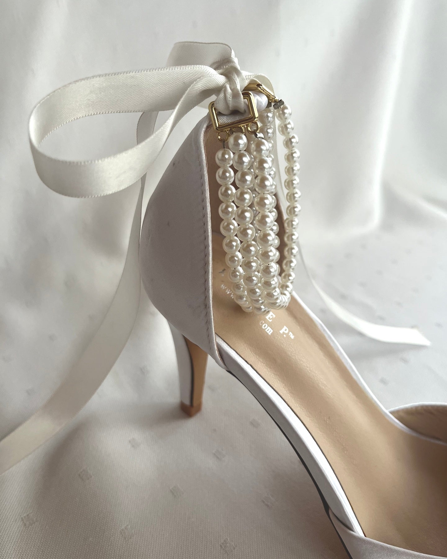 Helminilkkaremmi kolme riviä