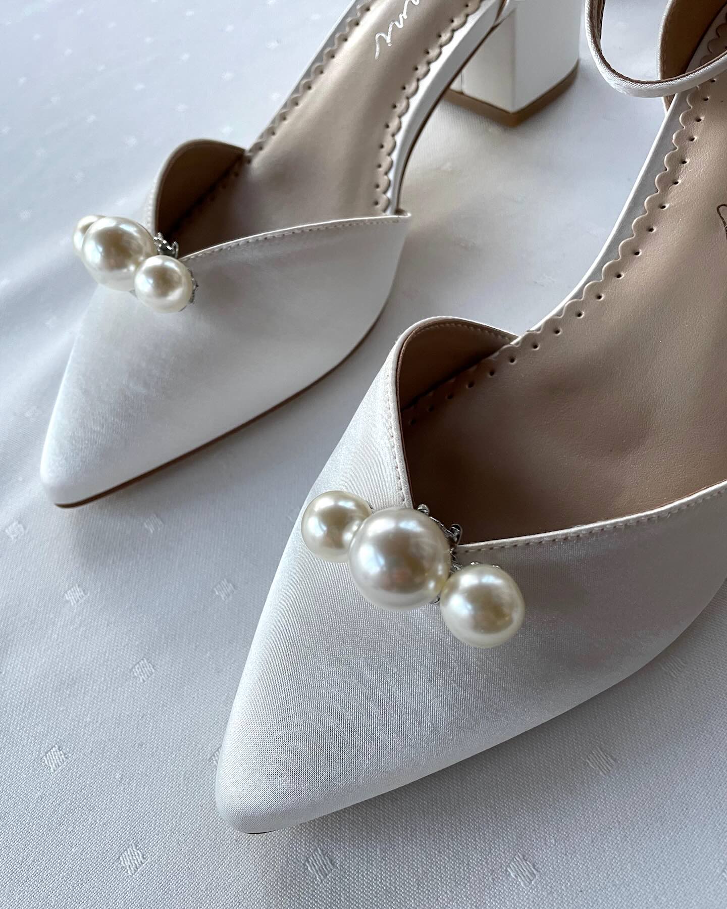 Kenkäkoriste kolmella helmellä