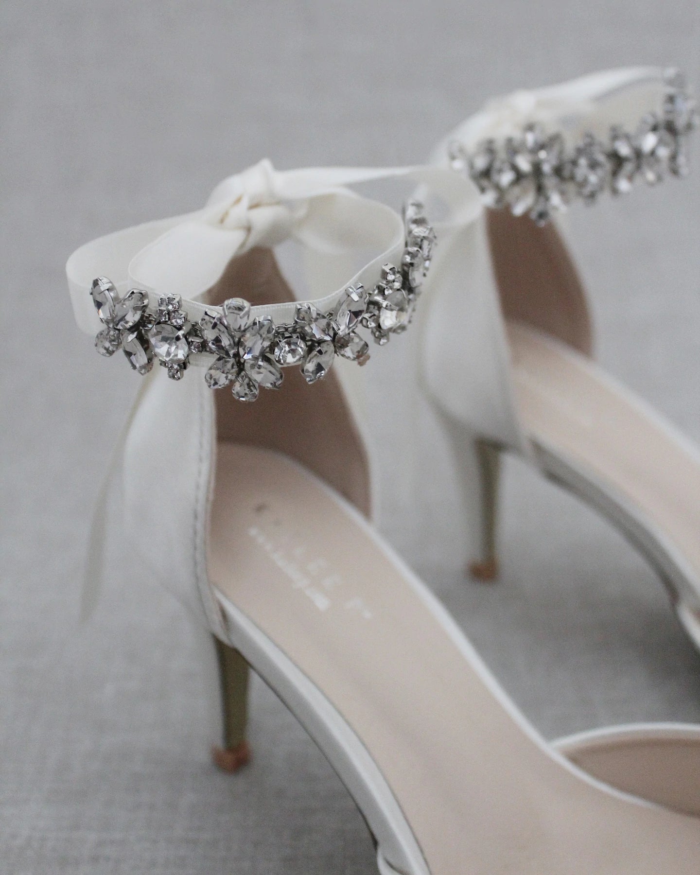 Nilkkaremmi satiininauha strasseilla