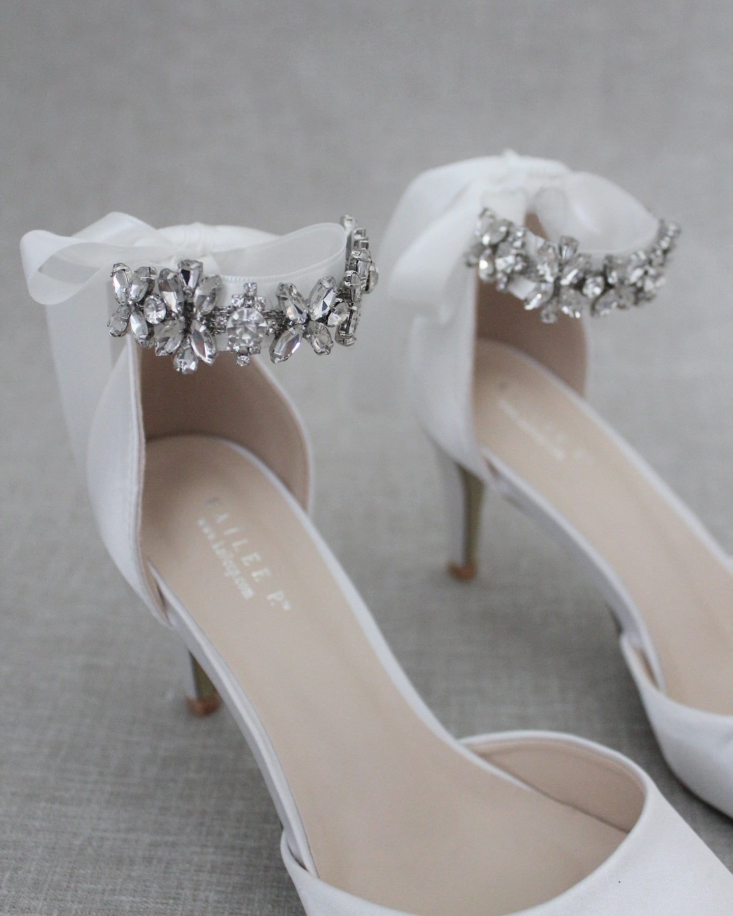 Nilkkaremmi satiininauha strasseilla