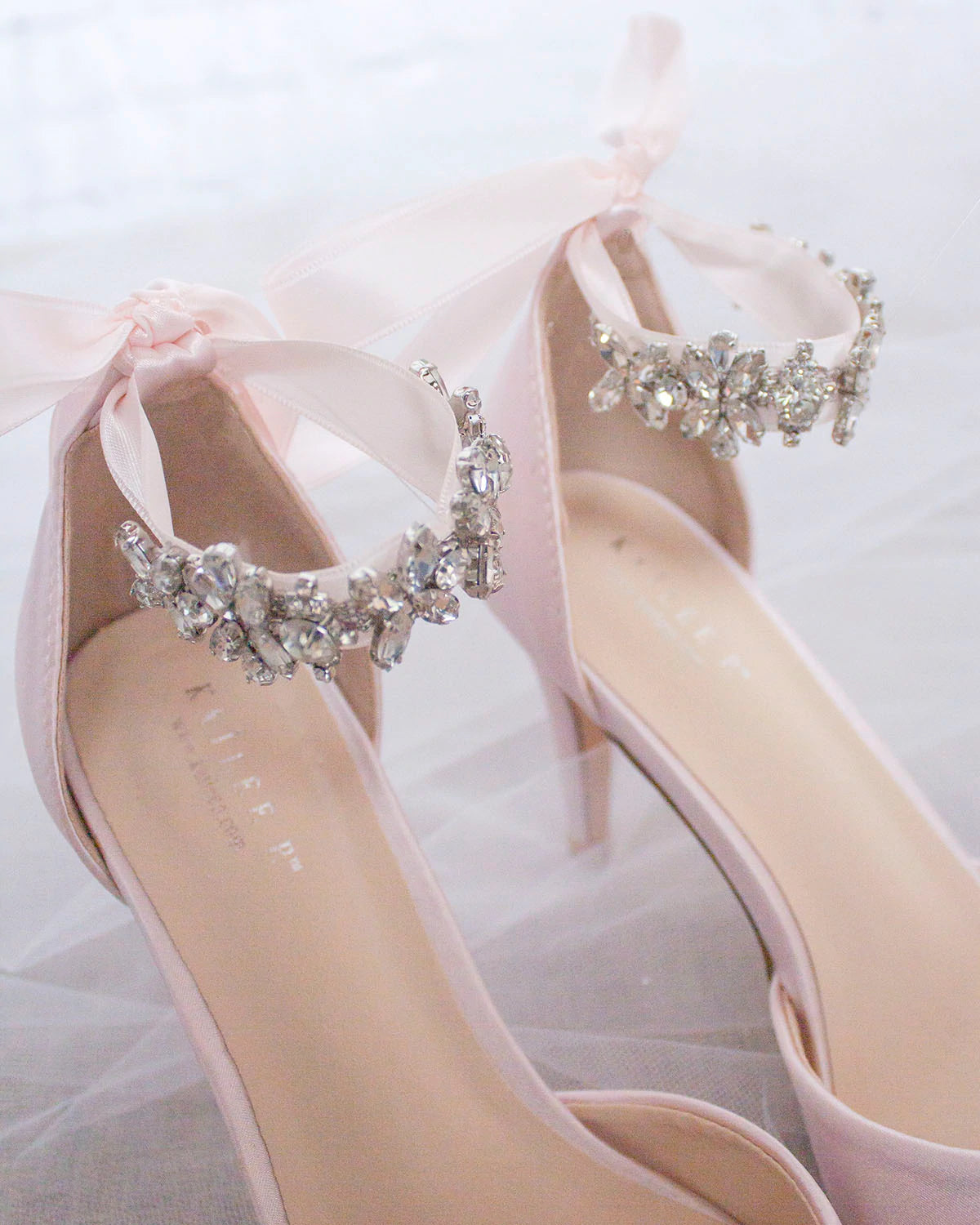 Nilkkaremmi satiininauha strasseilla